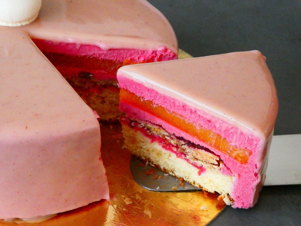 Entremets « Framboise Passion », 6 personnes.  Biscuit moelleux aux framboises, croustillant chocolat blanc, confit mangue/passion, mousse framboise vendredi 14 février